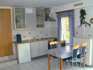 Küche mit beistell tisch im Bungsberg an der Ostsee.